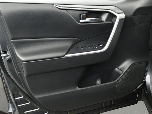 Used 2022 Toyota RAV4 SE image 9