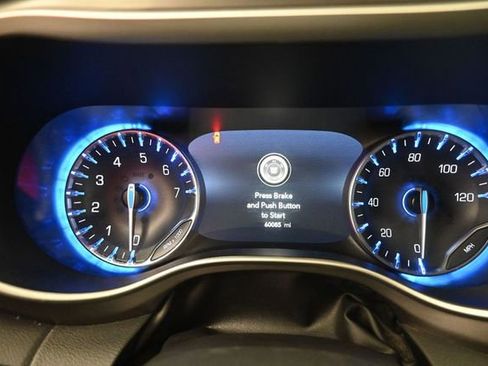 Used 2023 Chrysler Pacifica Touring-L FWD image 13