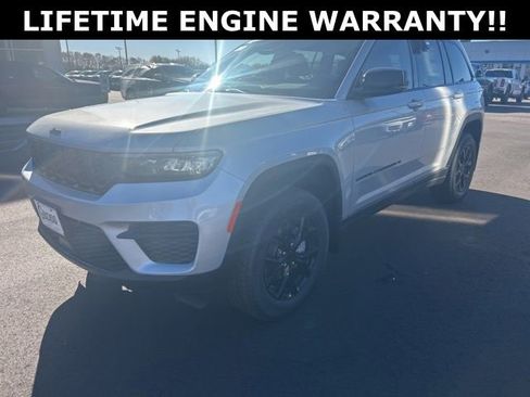 Used 2025 Jeep Grand Cherokee Altitude AWD/4WD image 4