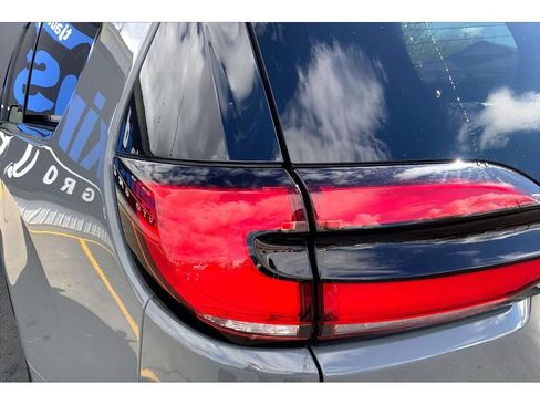 Used 2025 Chrysler Pacifica Limited FWD image 32