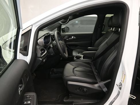 Used 2025 Chrysler Pacifica Select FWD image 13