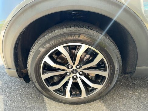 Used 2023 Ford Explorer ST-Line w/ Class IV Trailer Tow Package AWD/4WD image 33