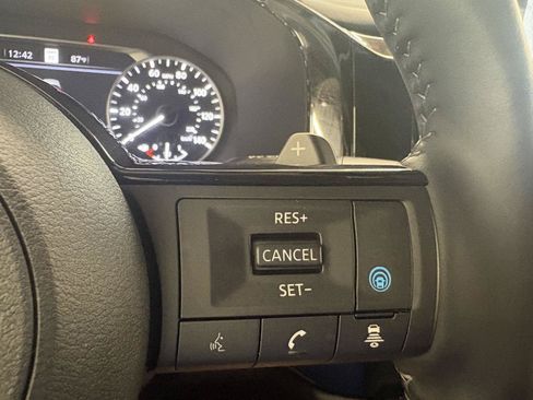 Used 2025 Nissan Pathfinder SL FWD image 32