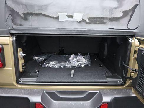 Certified 2025 Jeep Wrangler Unlimited Rubicon w/ Technology Group image 14