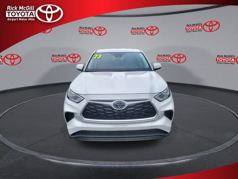 Used 2023 Toyota Highlander L FWD image 3