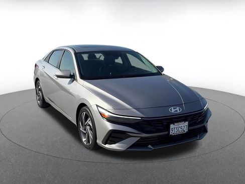 Used 2025 Hyundai Elantra Limited image 3