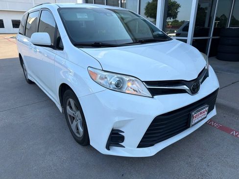 Used 2019 Toyota Sienna LE FWD image 4