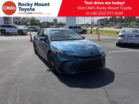 Used 2025 Toyota Camry SE image 1