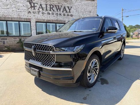 Used 2025 Lincoln Navigator Reserve AWD/4WD image 3