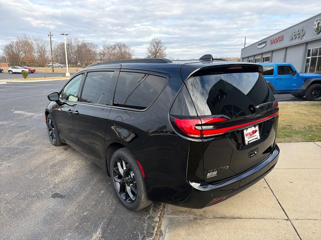 New 2026 Chrysler Pacifica Select w/ S Appearance Package FWD image 8