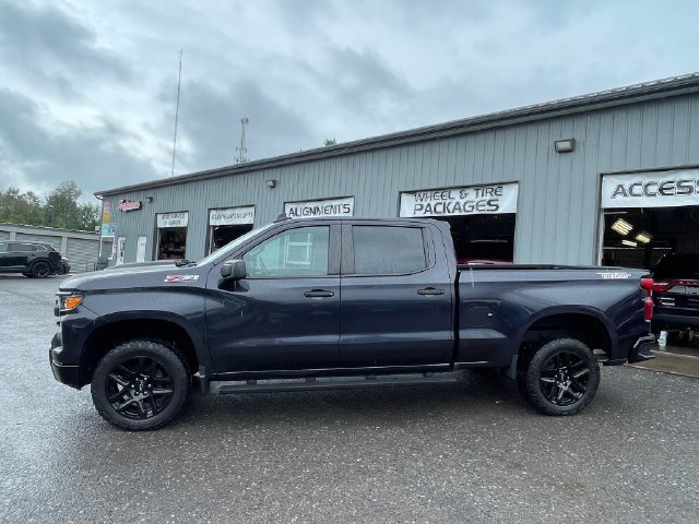 Used 2022 Chevrolet Silverado 1500 Custom Trail Boss w/ LPO, Dark Essentials Package AWD/4WD image 4