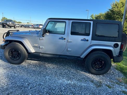 Used 2014 Jeep Wrangler Unlimited Sahara w/ Connectivity Group AWD/4WD image 16