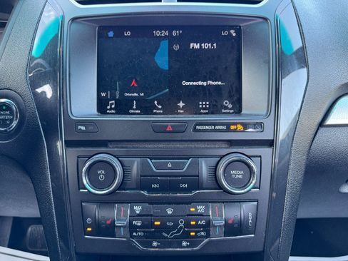 Used 2017 Ford Explorer XLT w/ Equipment Group 202A FWD image 23