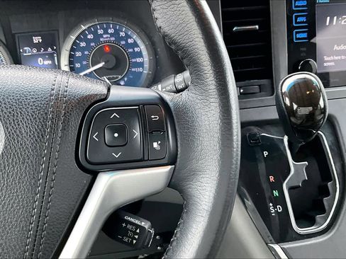 Used 2017 Toyota Sienna XLE image 25