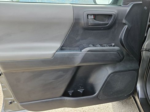 Used 2018 Toyota Tacoma SR AWD/4WD image 12