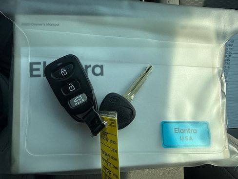 Used 2020 Hyundai Elantra SE FWD image 23