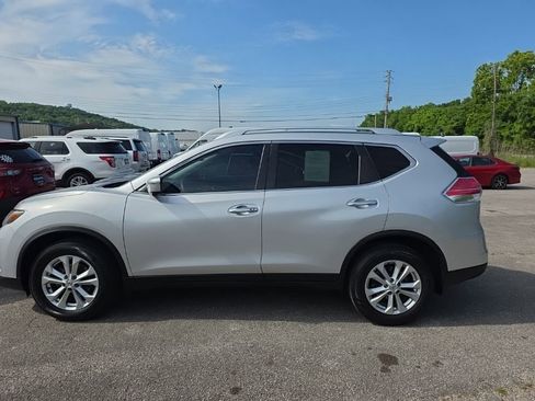 Used 2016 Nissan Rogue SV w/ SV Premium Package FWD image 2