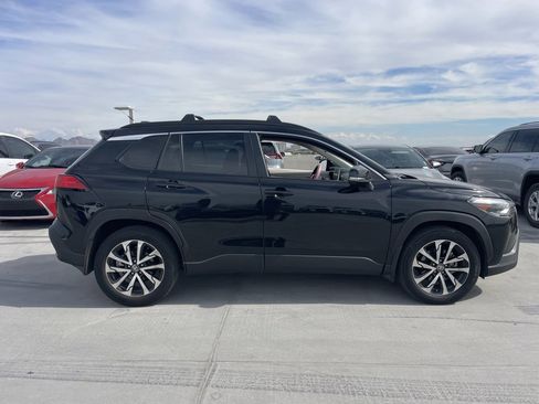 Used 2024 Toyota Corolla Cross XLE image 3