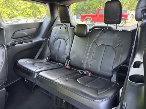Used 2025 Chrysler Pacifica Select FWD image 10