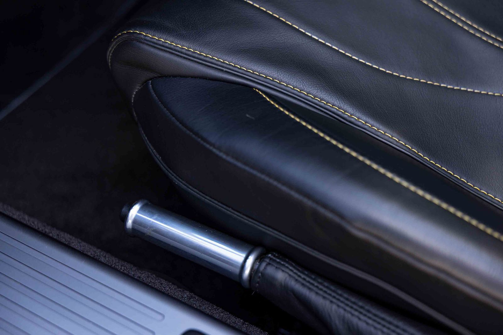 Used 2013 Aston Martin DB9 Volante RWD image 34