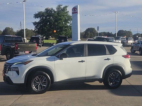 Used 2024 Nissan Rogue S AWD/4WD image 22