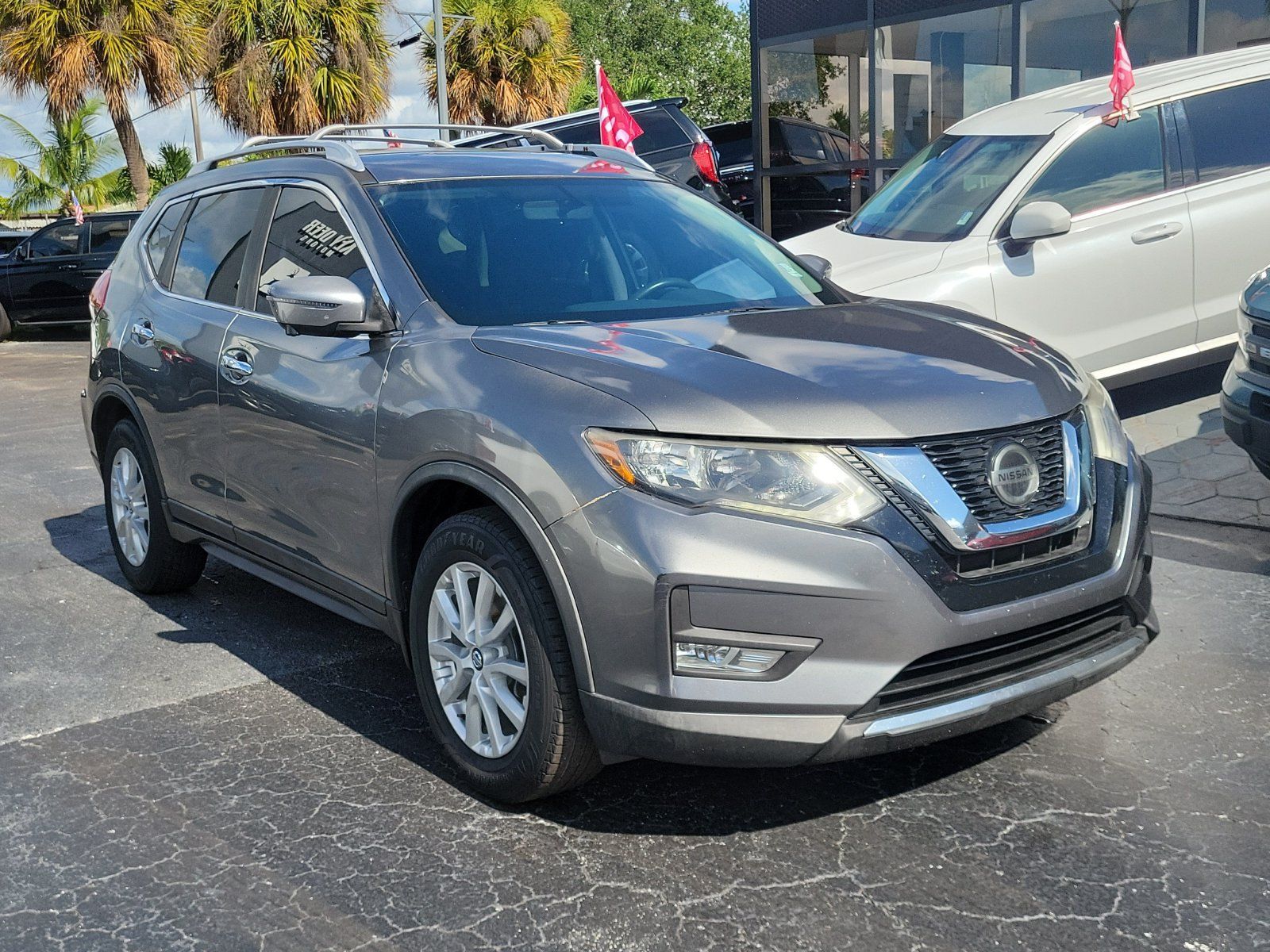 Used 2018 Nissan Rogue SV w/ Premium Package FWD image 3