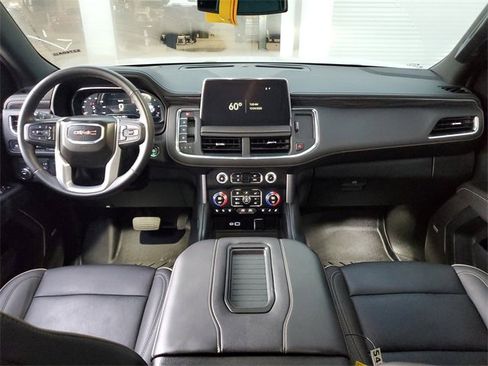 Used 2024 GMC Yukon XL SLT w/ SLT Luxury Package image 11