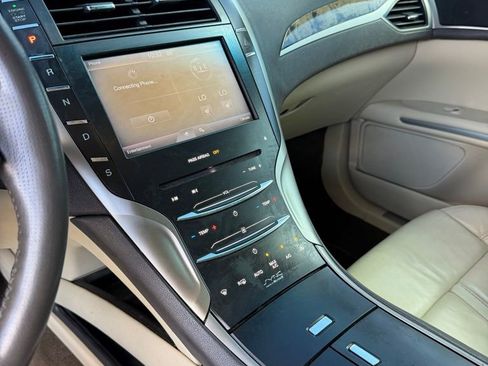 Used 2013 Lincoln MKZ Base image 17