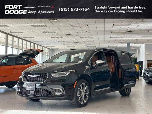 New 2026 Chrysler Pacifica Pinnacle AWD/4WD image 1