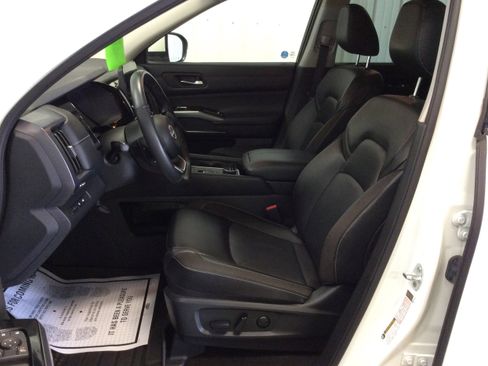 Used 2024 Nissan Pathfinder SL w/ Black Appearance Package image 15