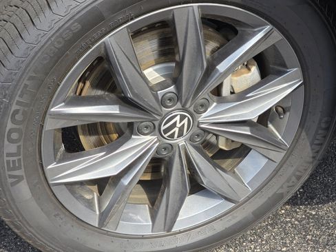 Used 2022 Volkswagen Tiguan SE w/ Panoramic Sunroof Package image 17