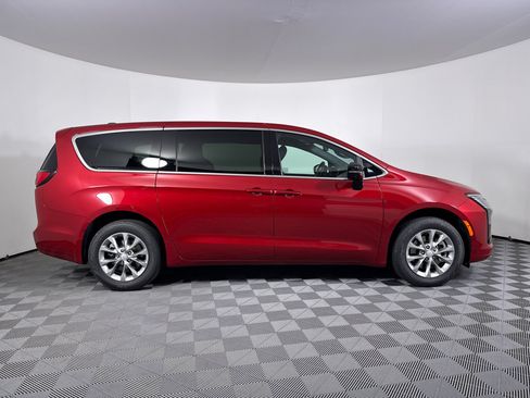 New 2027 Chrysler Pacifica Select AWD/4WD image 17