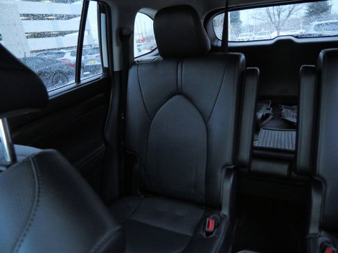 Used 2023 Toyota Highlander Limited image 13