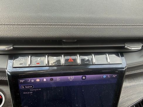 Used 2025 Jeep Grand Cherokee Limited image 19