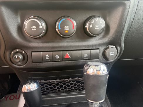 Used 2015 Jeep Wrangler Unlimited Sahara AWD/4WD image 27