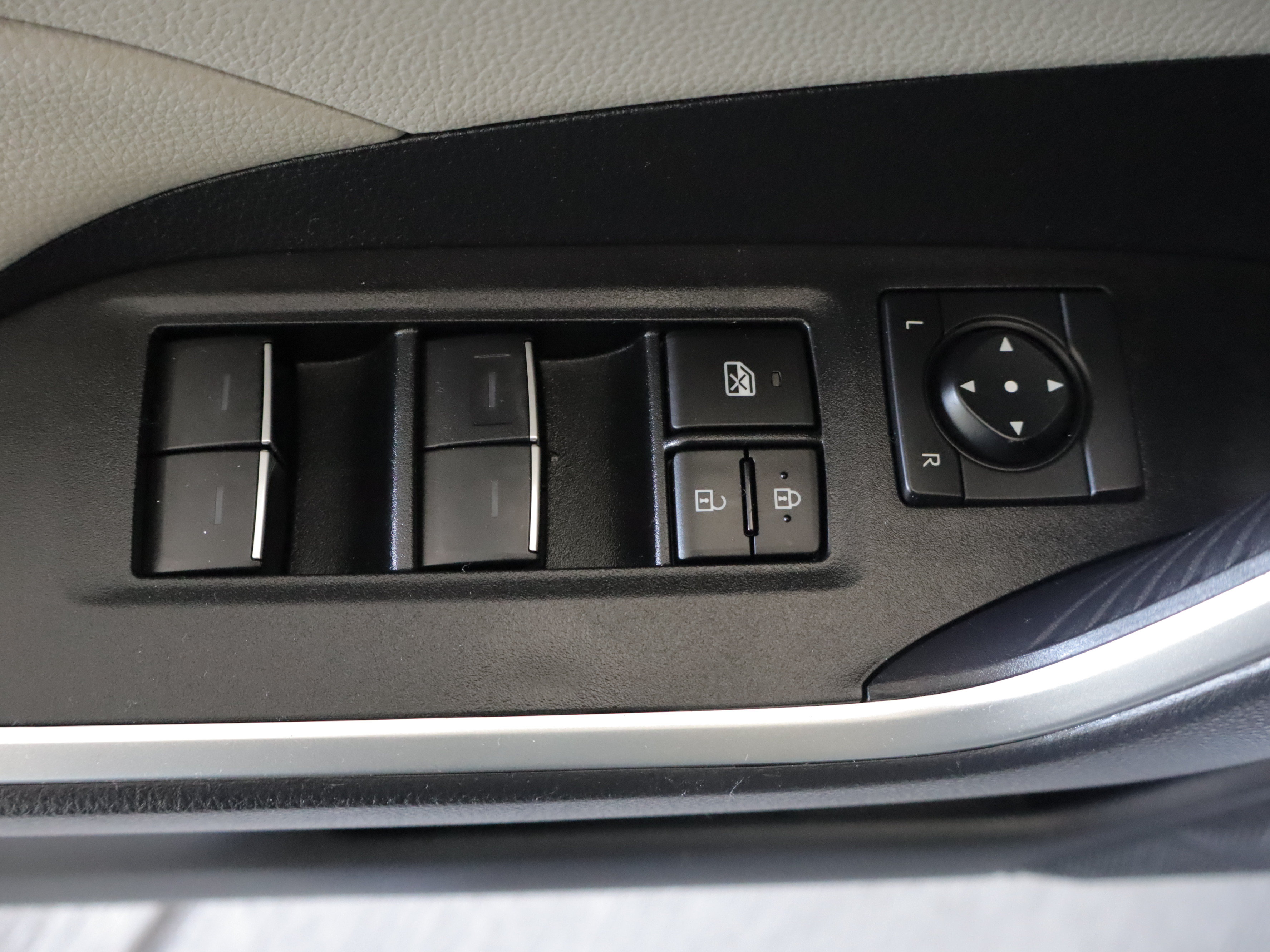 Used 2024 Toyota RAV4 XLE w/ Convenience Package AWD/4WD image 12