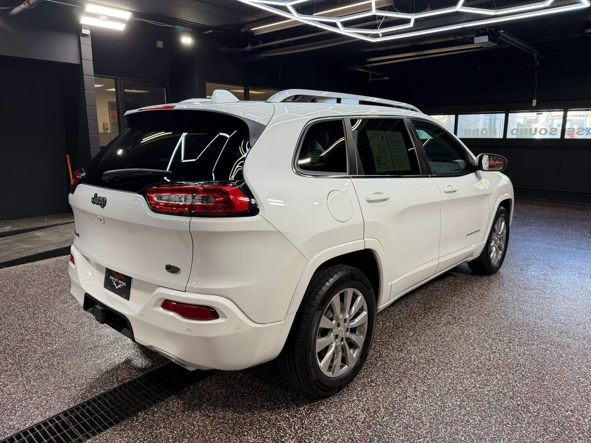 Used 2017 Jeep Cherokee Overland w/ Technology Group AWD/4WD image 8