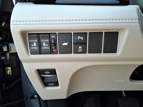 New 2026 Honda Odyssey Touring image 17
