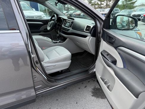 Used 2019 Toyota Highlander LE image 10