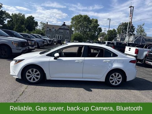 Used 2025 Toyota Corolla LE FWD image 2