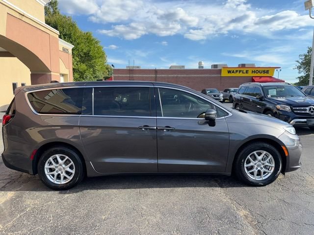 Used 2023 Chrysler Pacifica Touring-L FWD image 3