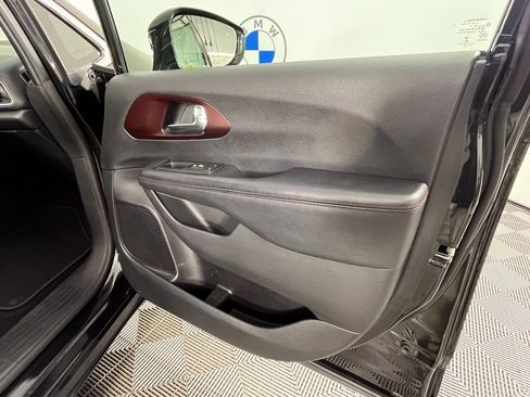 Used 2019 Chrysler Pacifica Touring-L image 28