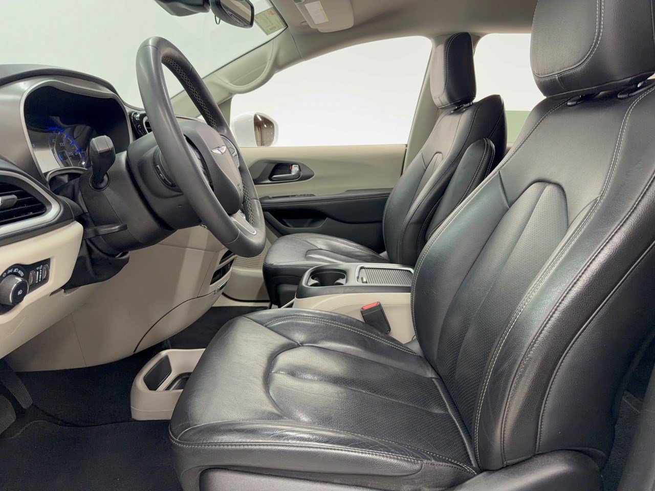 Used 2022 Chrysler Pacifica Touring-L FWD image 5