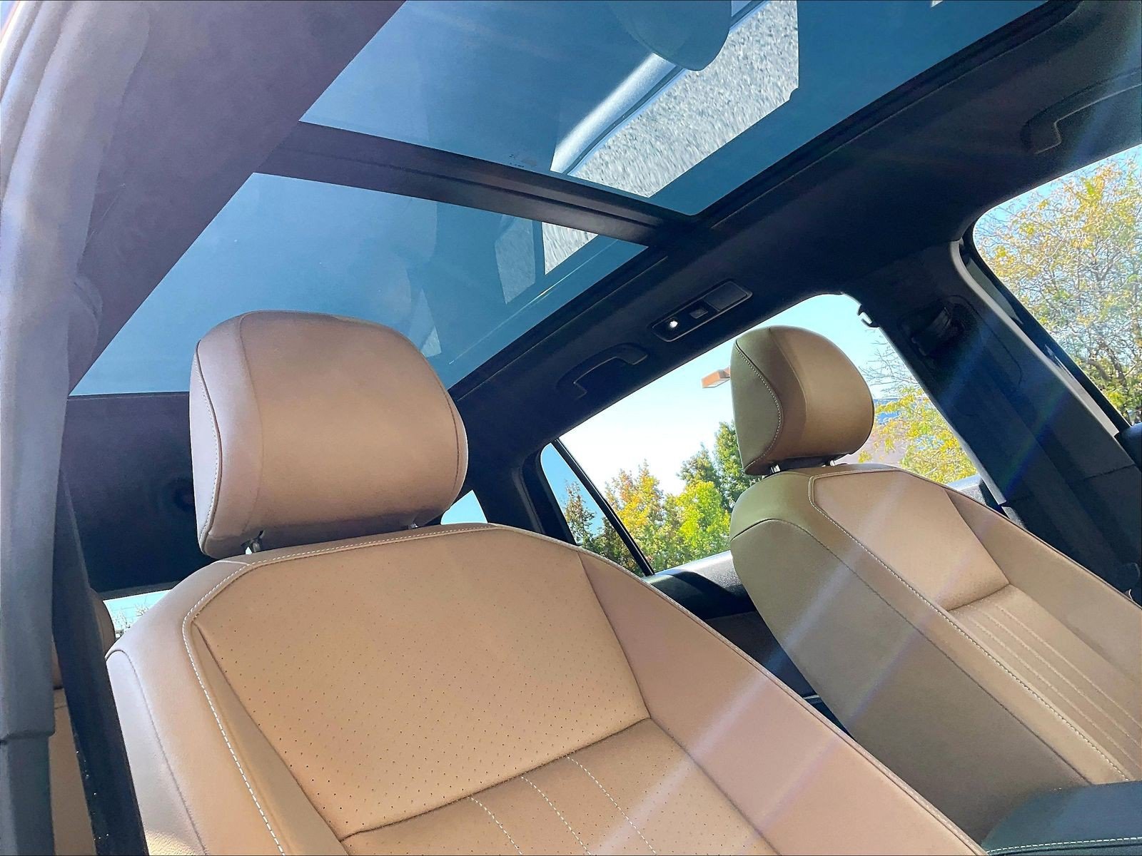 Certified 2024 Volkswagen Tiguan SE w/ Panoramic Sunroof Package AWD/4WD image 29