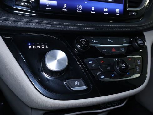 Used 2023 Chrysler Pacifica Touring-L image 34