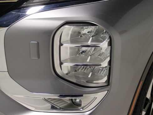 Used 2022 Mitsubishi Outlander SE image 25