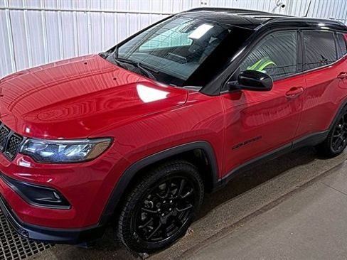Used 2024 Jeep Compass Latitude w/ Convenience Group AWD/4WD image 1