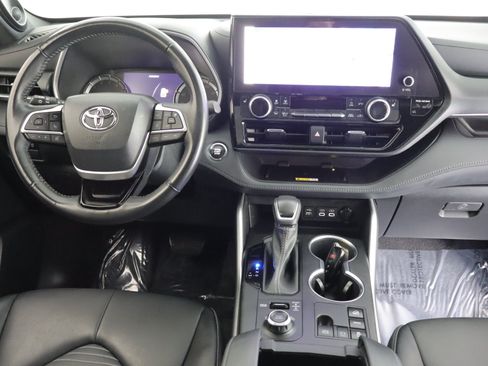 Used 2023 Toyota Highlander XSE AWD/4WD image 2