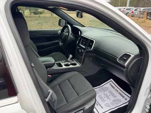 Used 2019 Jeep Grand Cherokee Laredo RWD image 16