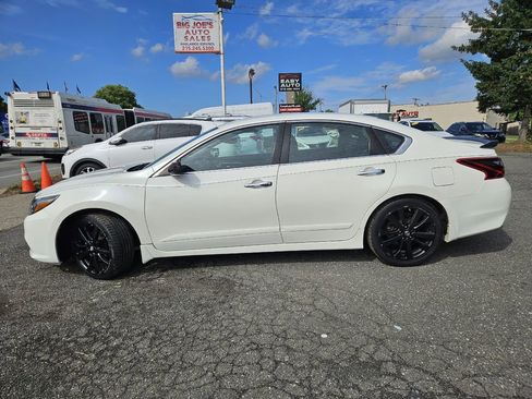 Used 2017 Nissan Altima 2.5 SR w/ Midnight Edition Package FWD image 4
